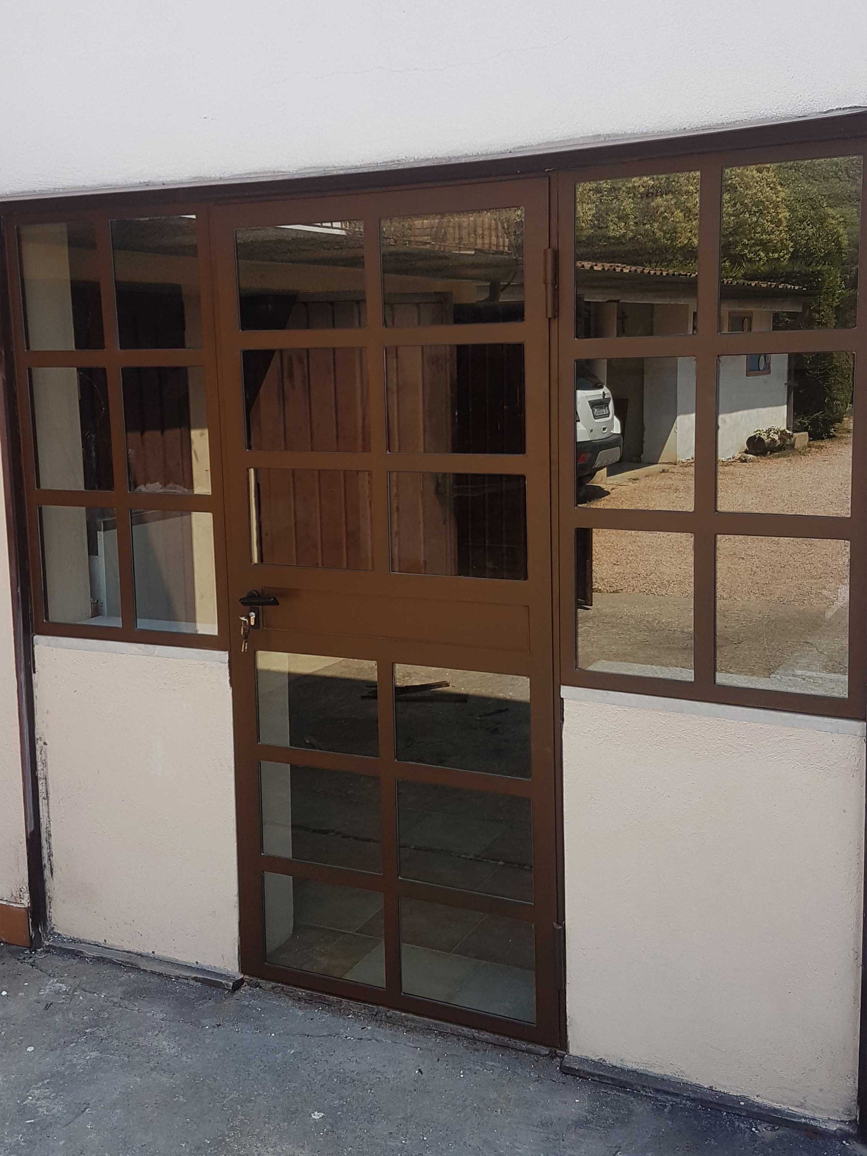 Carpenteria metallica 